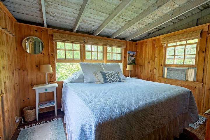 ห้องนอนเตียงคิงไซส์ที่ชั้นแรก