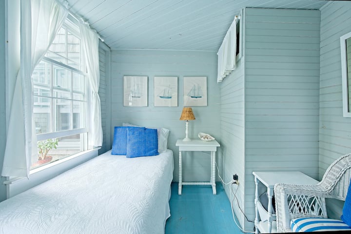 ห้องเตียงแฝดบนชั้นแรกติดกับห้องน้ำครึ่งห้อง