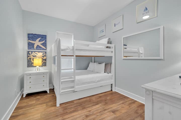 Vitanda vya Ghorofa ya 1 vilivyo na Kitanda cha Twin Trundle.