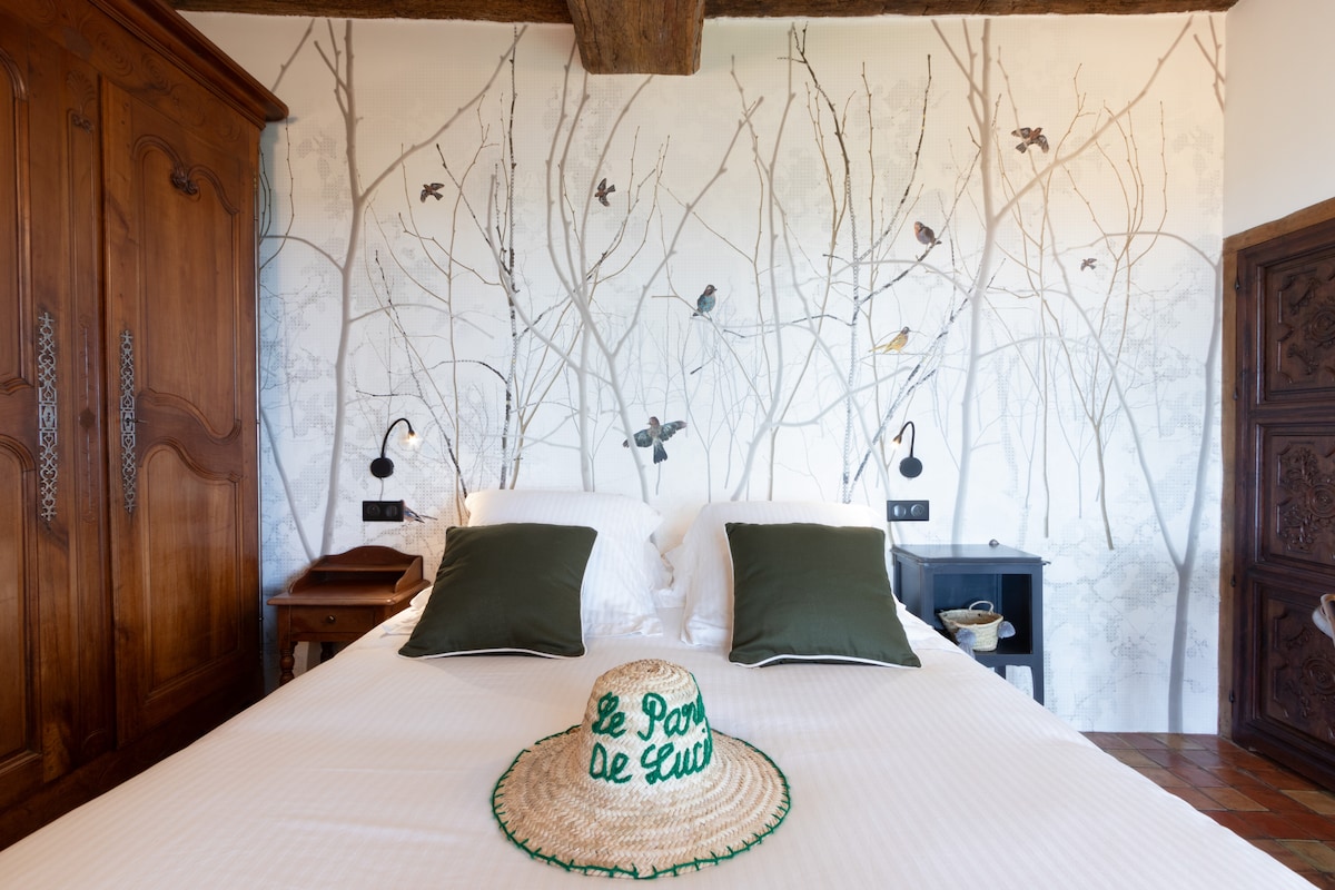 חדר שינה 1 עם נוף לסיין מהמיטה