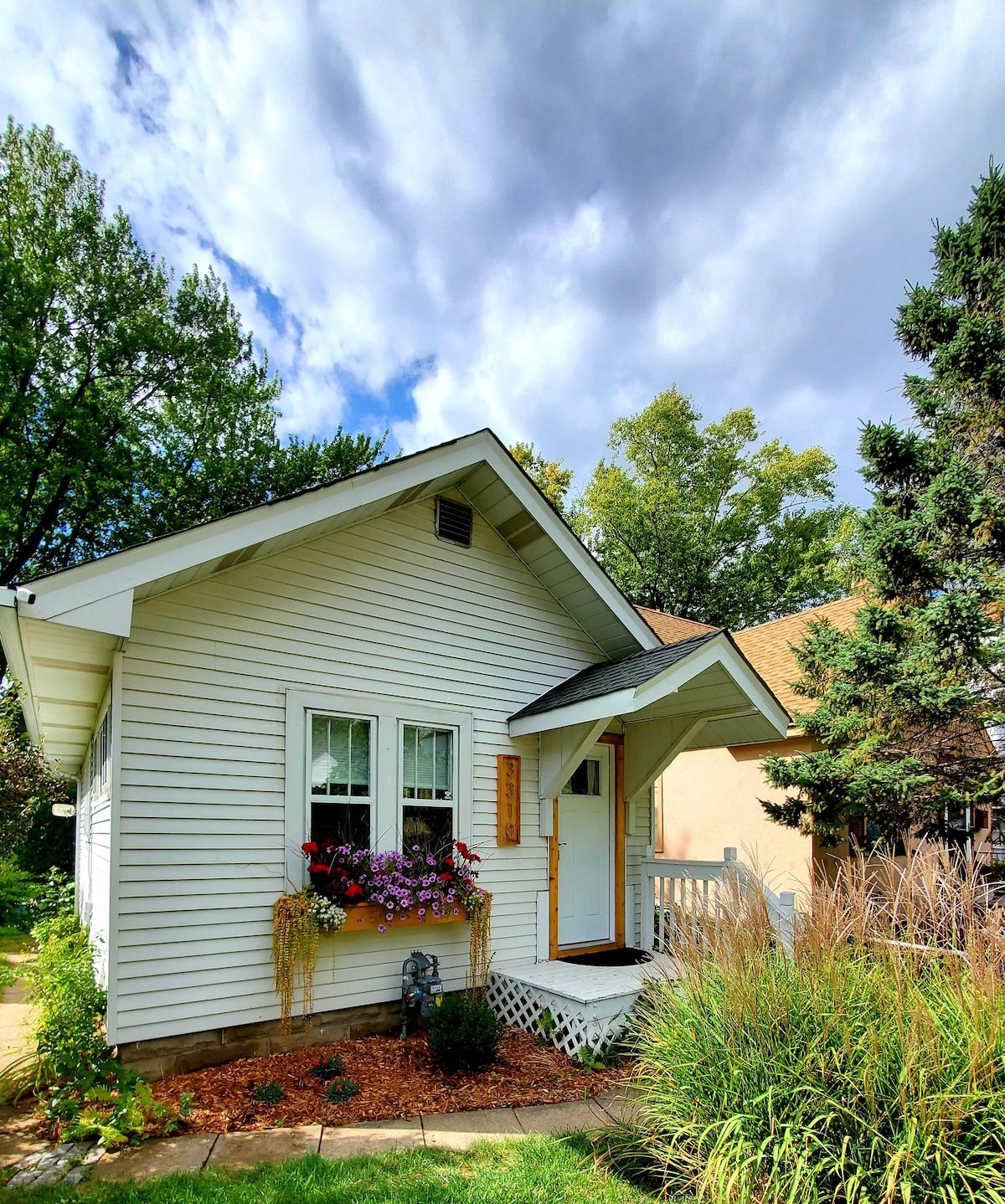 Sandra's NE MPLS Picket Fence Cottage Houses for Rent in Minneapolis, Minnesota, United States