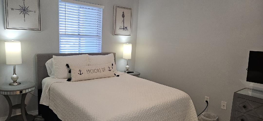 次卧室配有标准双人床，卧室对面有卫生间 