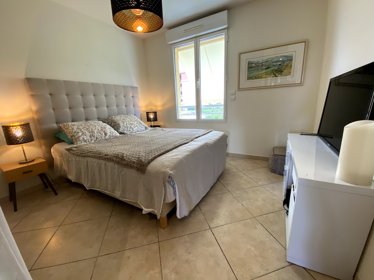 ห้องนอน mASTER เตียงขนาด 160 * 180 ห้องแต่งตัวขนาดใหญ่สำหรับคุณห้องน้ำส่วนตัว (อ่างล้างหน้า 2 อ่างและอ่างอาบน้ำฝักบัว) วิวสระว่ายน้ำด้านล่างด้านขวามู่ลี่ไฟฟ้าและบานประตูหน้าต่างเครื่องปรับอากาศแต่ละเครื่อง