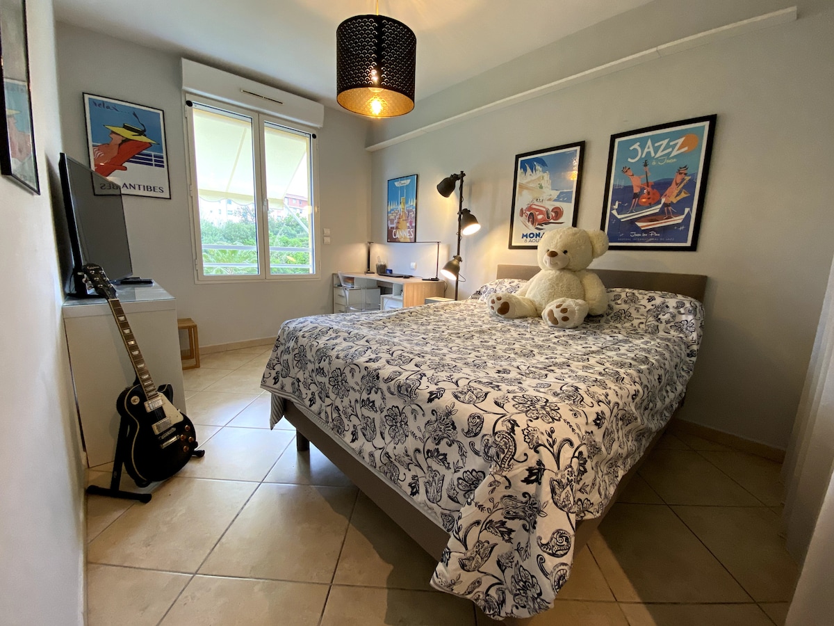 ห้องหันหน้าไปทางทิศตะวันตกวิวสระว่ายน้ำของที่พักมู่ลี่ไฟฟ้าและเที่ยวบินเครื่องปรับอากาศพื้นที่สำนักงานทีวี 