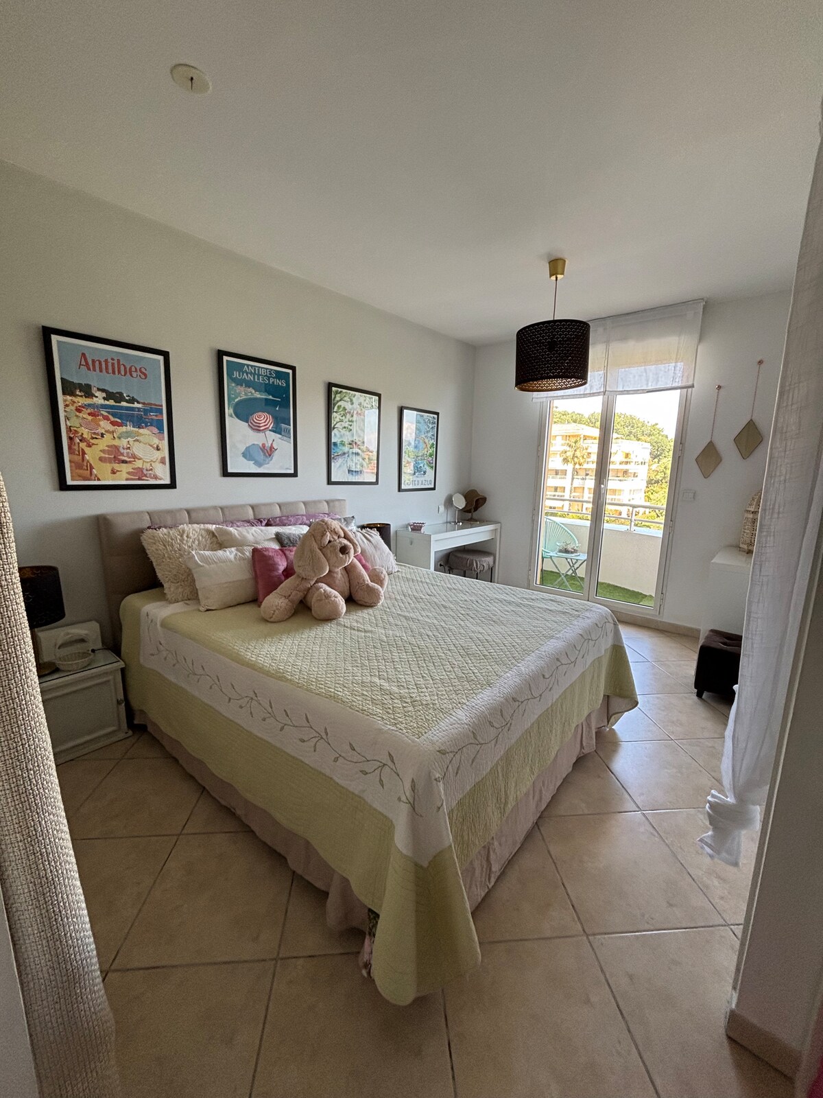 ห้องนอน "คลาร่า" พร้อมเตียงคู่ 160 * 190 ระเบียงเล็กๆที่มองเห็นเทือกเขาแอลป์ห้องแต่งตัวขนาดใหญ่ด้านหลัง (ไม่สามารถมองเห็นได้ที่นี่) ประตูคู่ที่คุณเห็นทางด้านขวาช่วยให้เข้าถึงได้โดยตรงหากจำเป็นด้วยห้อง "มารี"