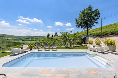 Villa Edy Barbaresco panoramic view and swimming pool