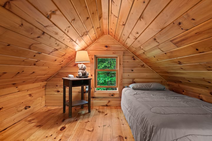 Малка лофт спалня с двойно легло, сгушено под пещерите.