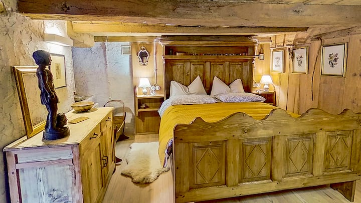 Lavender room: double, with Walser-style wooden bed. It is accessed from the balcony on the 2nd floor. 