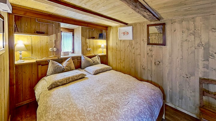 Wooden Alcova on the 2nd floor: double bed or 2 single beds