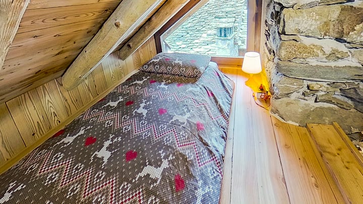 Loft s pogledom na kamene kuće u zaseoku i planine s 2/3 kreveta