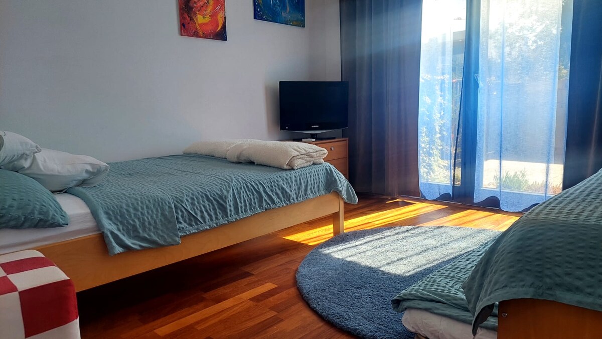 Спалнята може да побере до 3 души, тъй като има 2 единични легла и 1 малко двойно легло. 1 единично легло е точно под малкото двойно легло и може да се настрои, ако е необходимо.