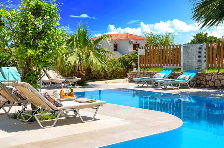 Island Villa with Private Heated Pool 31 guests gallery image 5