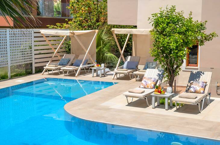 Island Villa with Private Heated Pool 31 guests gallery image 3