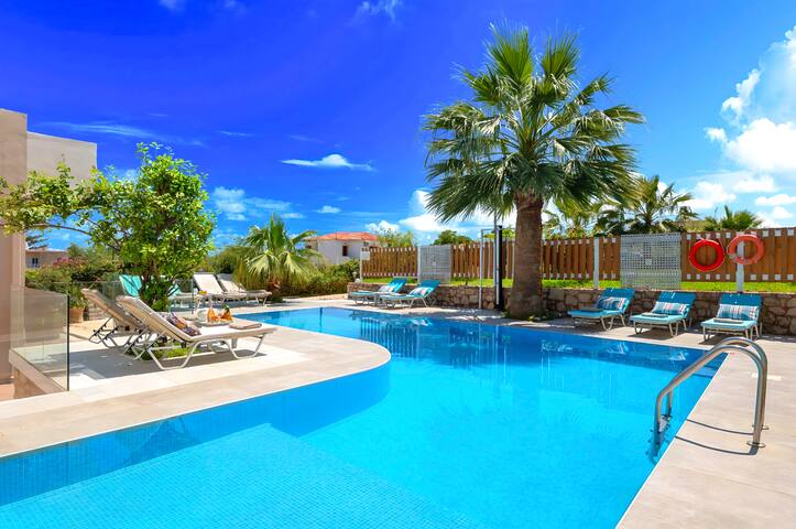 Island Villa with Private Heated Pool 31 guests gallery image 2