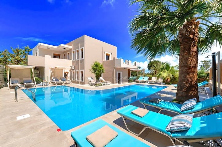 Island Villa with Private Heated Pool 31 guests