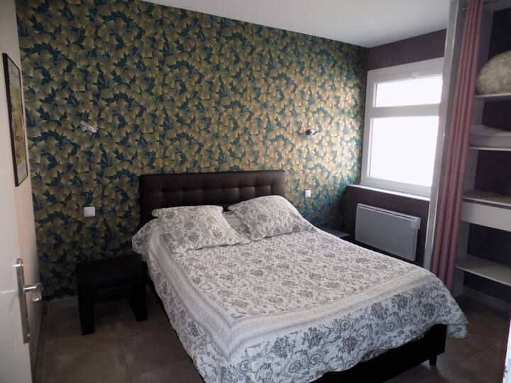 Спалната соба е добро осветлена со прозорец со отвор во горниот дел. Стаклото на прозорецот е  непроѕирно и не дозволува да се гледа однадвор. Ролетната е електрифицирана и е многу затемнета