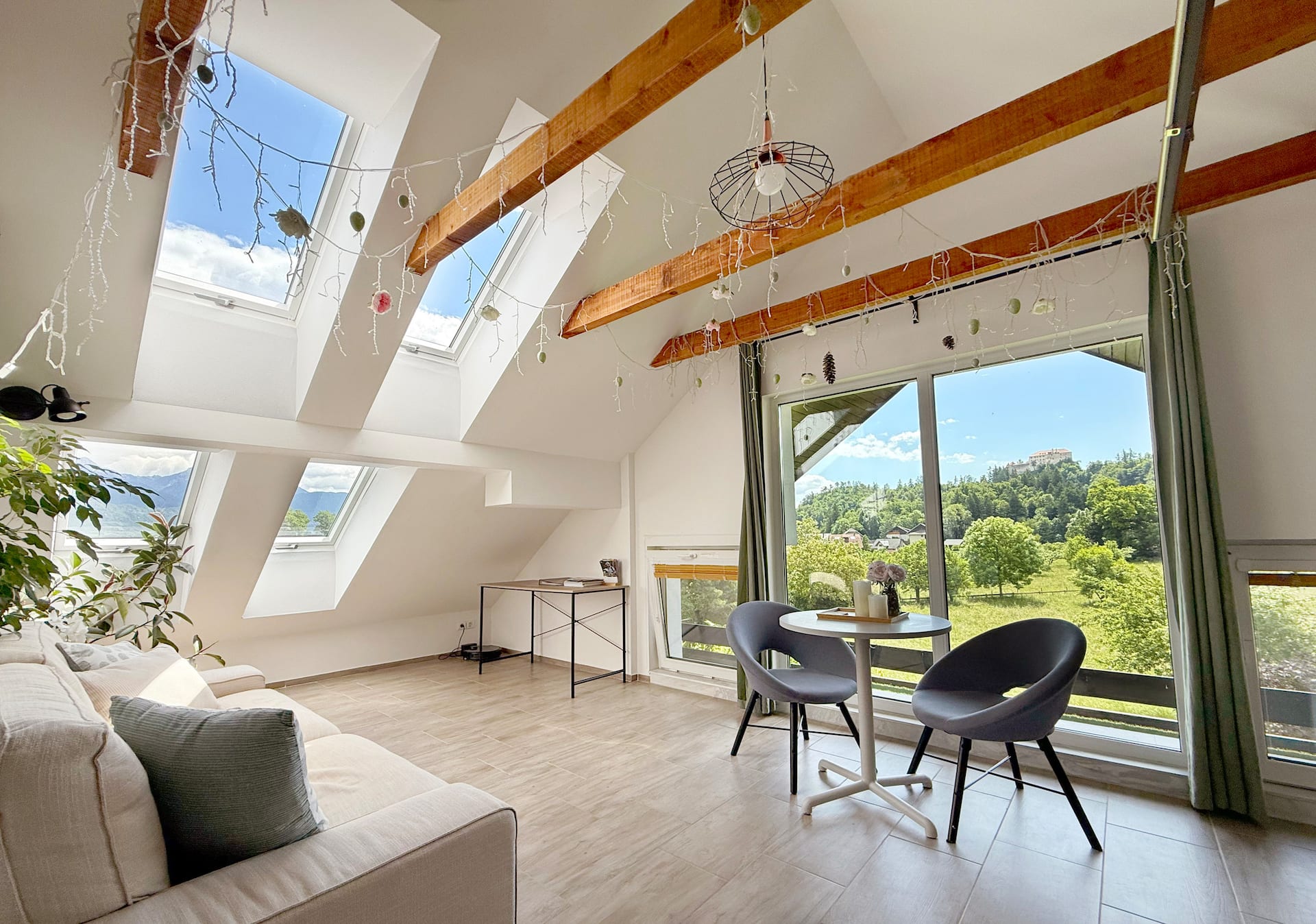 Deerwood Romantic Attic BledCastle View No Kitchen
