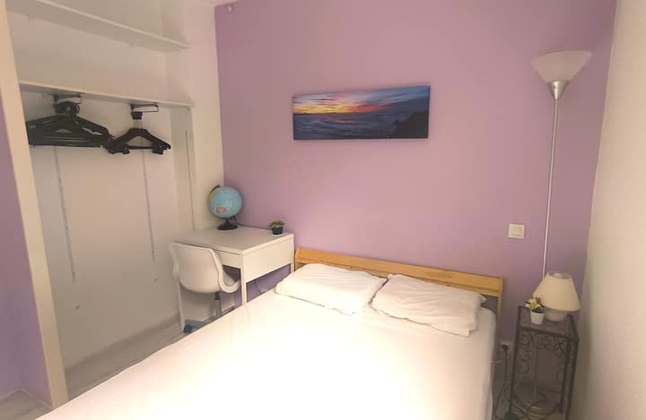 ห้องสว่างมาก มองเห็นวิวป่า มีตู้เก็บของ 2 ตู้และโต๊ะทำงาน