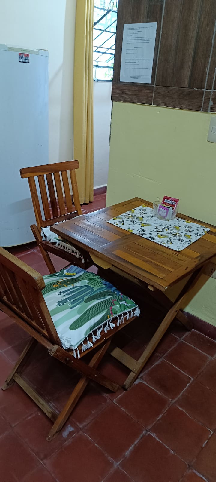 маса със столове в спалнята 