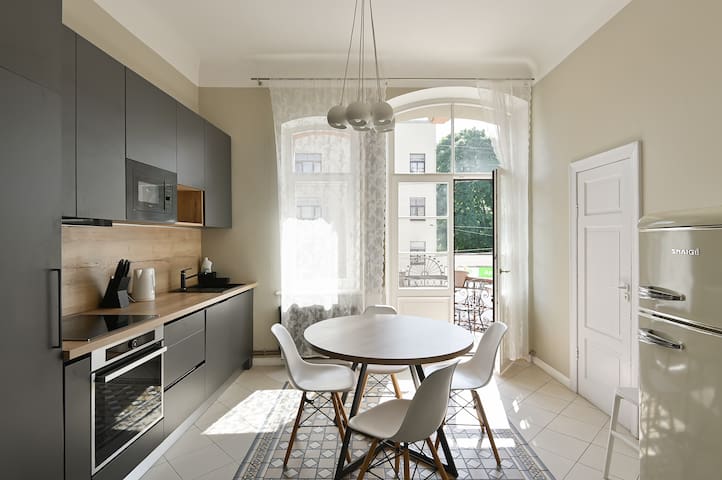 Modern apartment in historical building + parking!