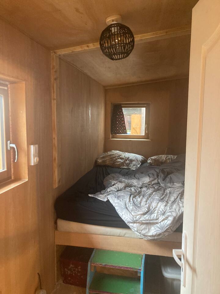 chumba cha kulala cha mbao kilicho na kitanda 160