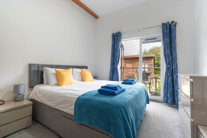 Master bedroom with en-suite shower room and balcony overlooking the communal gardens 