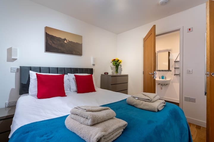 Ground floor bedroom, ideal for the less able with connecting en-suite shower room