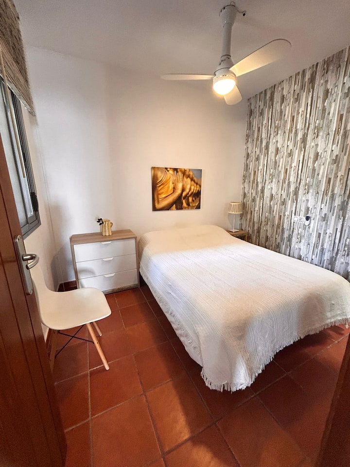 En-suite room, with its own bathroom. 135cm bed. Comfortable and stairway by mesillas.