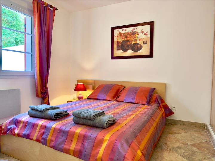 Chambre - serviettes disponibles - Café - Livre - Chill - Coin cosy - décoration provençale