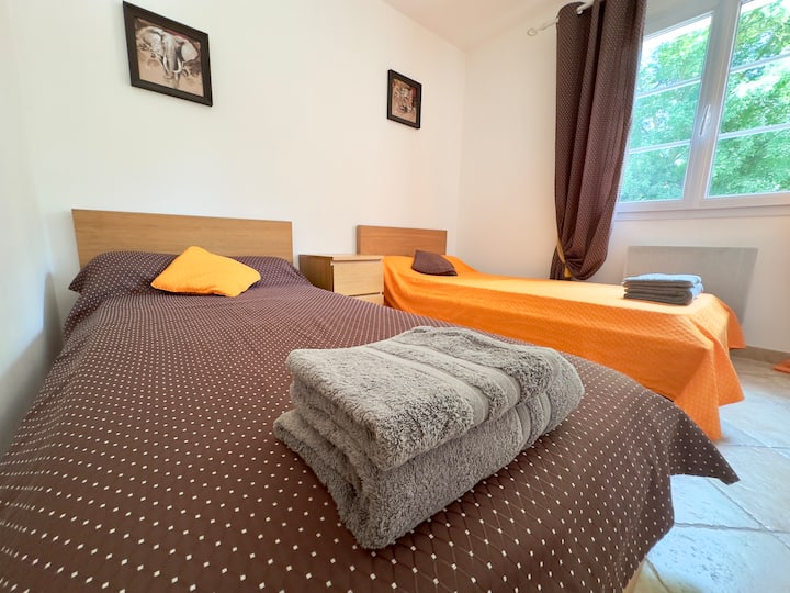 Chambre - serviettes disponibles - Café - Livre - Chill - Coin cosy - décoration provençale