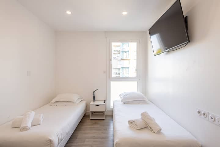 Vitanda 2 vya mtu mmoja viko kwenye chumba cha kulala