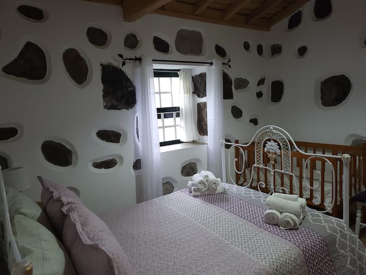 Საძინებელი 1 - შეიცავს 1 ორადგილიან საწოლს, ჩვილის საწოლის, 1 კარადასა და 1 ფანჯრის განთავსების შესაძლებლობას.