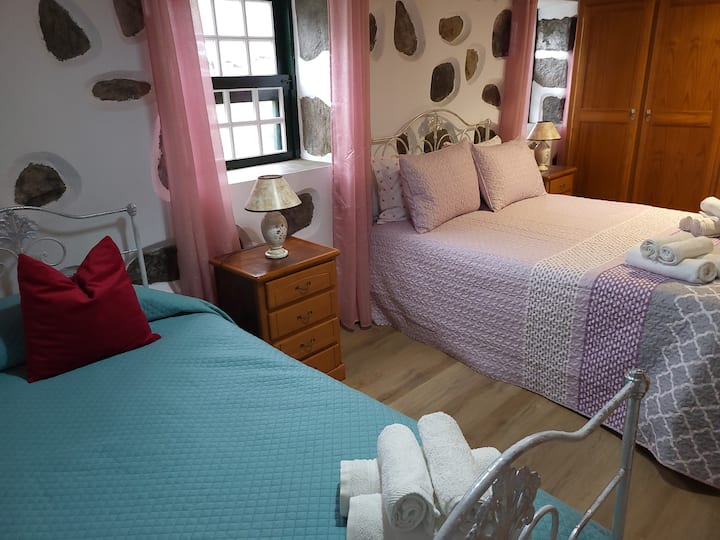 Საძინებელი 2- შეიცავს 1 ორადგილიან საწოლს, 1 ერთადგილიან საწოლს, 1 კარადასა და 2 ფანჯარას.