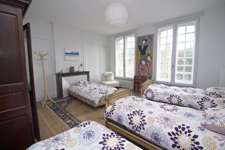 חדר מרווח מאוד ל -4 אנשים המורכב מ -4 מיטות של 90 ומחסן.