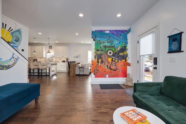 Artsy & Luxurious – 5 min to Downtown w/ Hot Tub