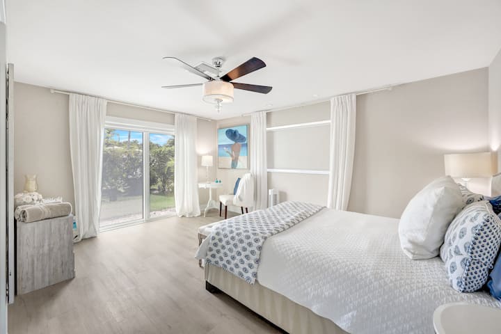 [Hlavná spálňa] Vlastná kúpeľňa a posuvné dvere na dvor