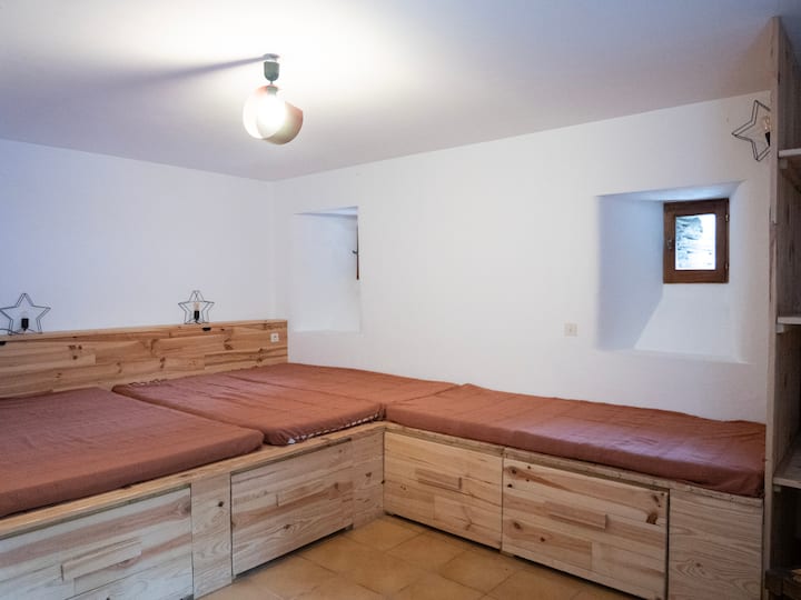 منطقة نوم مريحة، مع مرتبة مزدوجة و 3 عزاب