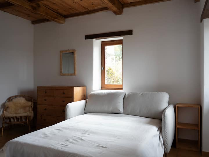 سرير أريكة مريح في غرفة المعيشة