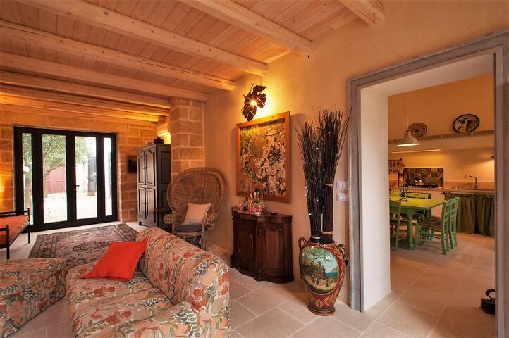 1600 Mill Villa in village close to sea, pool Wifi gallery image 4