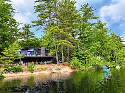 Waterfront property with hot tub near North Conway