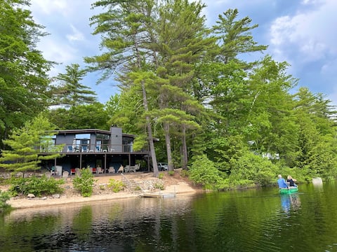 Waterfront property with hot tub near North Conway