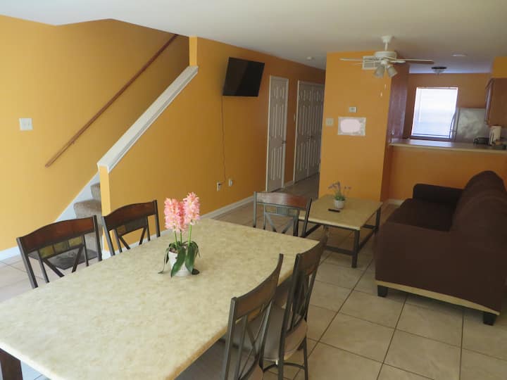 พื้นที่นั่งเล่นสมาร์ททีวีพัดลมเพดานโซฟา 3 ตัวโต๊ะรับประทานอาหาร 6 ที่นั่งฯลฯ