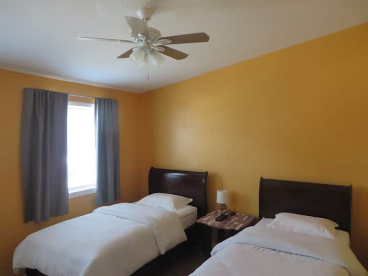 ห้องนอนผู้เข้าพักพัดลมเพดานปลั๊กไฟสำหรับอุปกรณ์ชาร์จ 