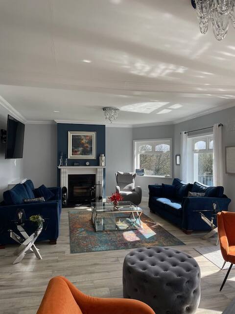 Luxury Residence (Sleeps 20) with Mountain View