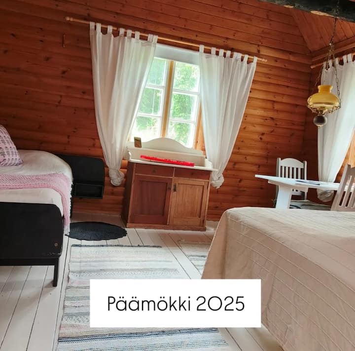 La cabina principal tiene una cama doble de 160 x 200 cm y una cama separada de 90 cm de ancho.