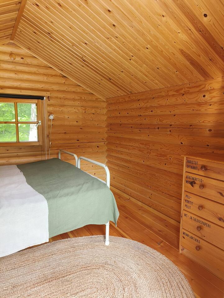 La pequeña cabaña negra tiene una cama doble de 160x190 cm.
Una cortina opaca en la ventana y la puerta.

Las camas siempre están listas para los inquilinos. 
También se proporcionan toallas.
