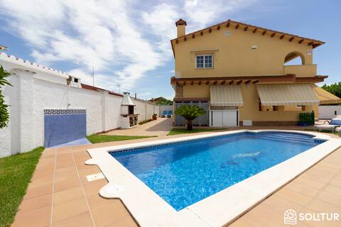 Villa with a swimming pool, BBQ, parking, 2 minutes from the beach
