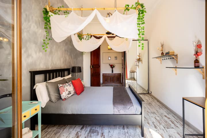 La habitación Canopy con balcón Juliette y armario con espejo