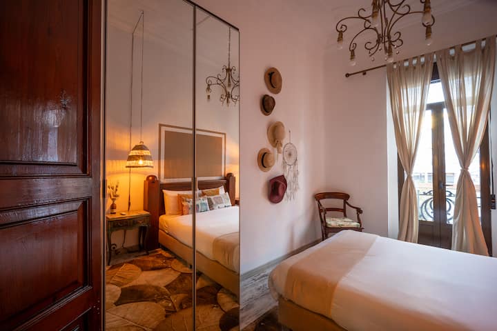 Cama y armario con espejos