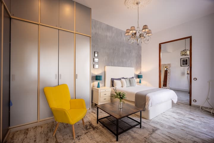 Suite principal con baño privado y terraza